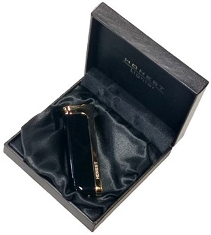 KÆRESTE GAVE. Salg af eksklusiv og billig sort / guld lighter gas