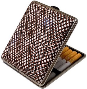 læder cigaretetui i et netmønster i brun