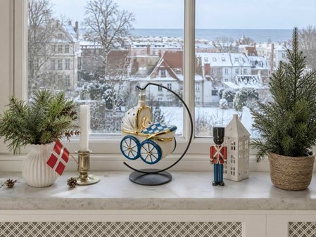 En unik mundblæst glas juletræskugle i form af hvid - blå barnevogn