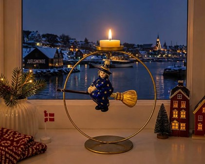 Juletræspynt. Håndlavet glas heks i en blå kjole på en kosteskaft