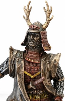 JAPANSK SAMURAI. Figur af ridder i traditionelt kostume med katana