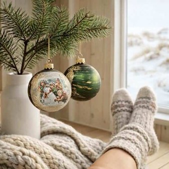 Nostalgiske matgrønne julekugler med børn og snemand. Ø 8 cm, 6 stk