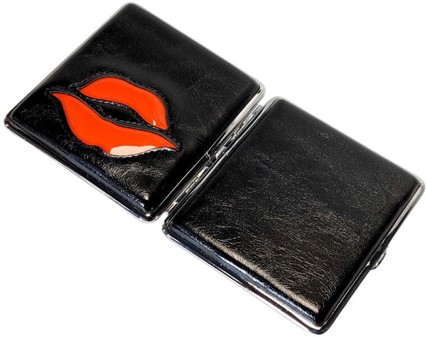 Stilfuldt Valentins Cigaret etui. Billige Etui med Rød Læber. 20 stk