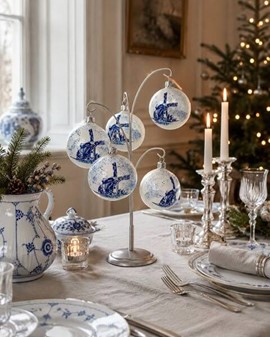 Billig julepynt. Julekugler i porcelæn hvid med hollandsk vindmølle