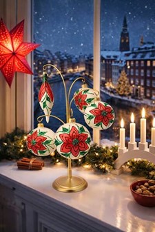 Juleglaskugle i hvid med rød blomst og grøn dekoration. Ø 8 cm. 6 stk