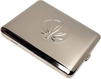 METAL CIGARETETUI. Eetui til lange cigaretter med en cannabis blomst