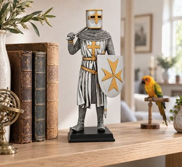 HISTORISK FIGUR. Stående crusader figur med økse og skjold
