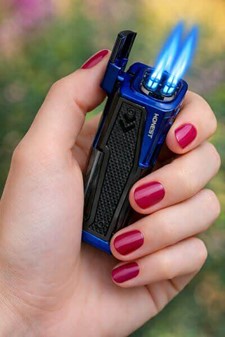 Sort blå cigar lighter. Stormlighter med kraftig firedobbelt flamme