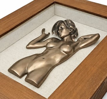 Unik vægdekoration i bronze. Sensuel skulptur i træramme til dit hjem