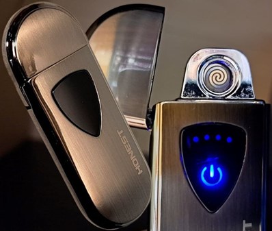Elegant USB-lighter i sort - Vindtæt, genopladelig og miljøvenlig.