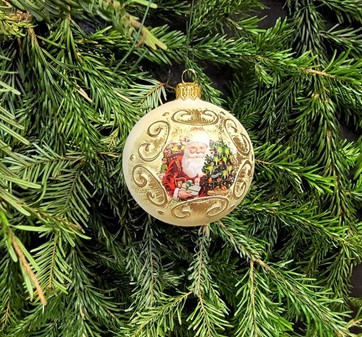 Nostalgisk julepynt: Hvide julekugler med julemand. Ø 8 cm, 6 stk