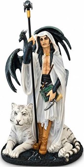 DEKORATION TIL STUEN. Polyresin figur af Troldmand med hvid tiger