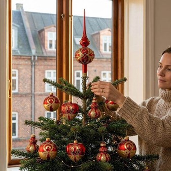 Fang julens lys: Rød-guld glas julekugler med Swarovski krystaller