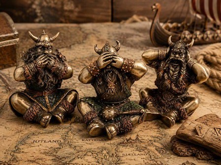 STUDENTERGAVER TIL HAM. FigurDe Treer af de tre kloge vikinger krigere