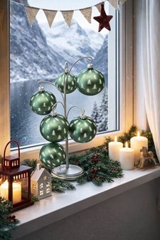 Julekugler i eukalyptusgrøn emalje med små hvide træer. Ø 8 cm, 6 stk