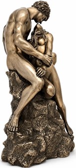 ROMANTISKE GAVER. Smuk figur af et nøgent par i et lidenskabeligt kys