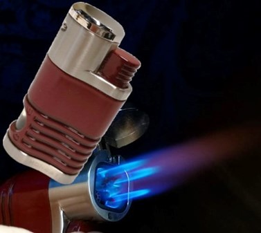 GAVE TIL 30 ÅRS FØDSELSDAG. Super, rød fire-brænder stormlighter