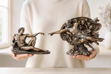 Skabelsen af Adam. Klassisk Bronzeskulptur, der ånder liv i dit hjem