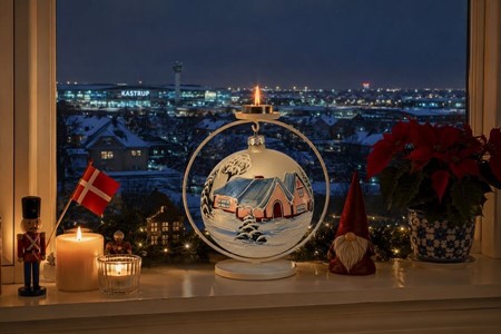 Stor hvid julekugle i glas – unik pynt med vinterlandskab. Ø 15 cm