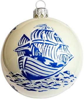 Jule glaskugle i hvid emalje porcelænsfarve med blå båd foran kuglen