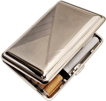 GAVEIDE TIL HAM. Stilfuldt, tysk metal cigaretetui Vom Hofe manufaktur
