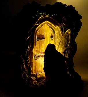 Magisk Fe-Statuette. Polyresin Figur af Smuk Fe ved Lysende Skovdør