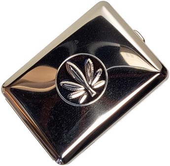 METAL CIGARETETUI. Eetui til lange cigaretter med en cannabis blomst