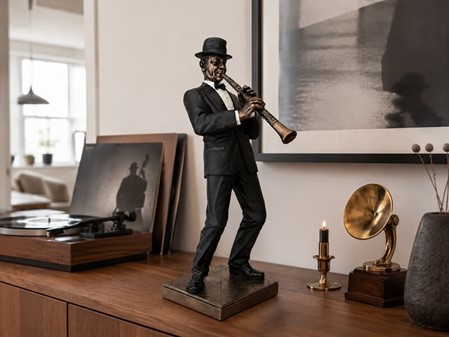 GAVE TIL MUSIKER. Flot bronzefigur af Jazz klarinettist. Reol pynt