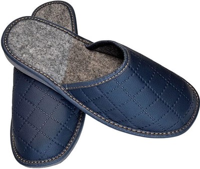 KVINDERS HJEMMESKO PÅ EN GUMMISÅL. Klassiske dame slippers i mørkeblå