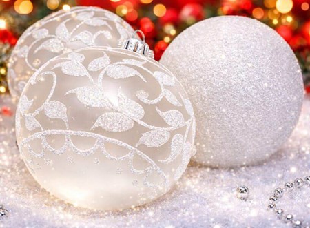 Smukke hvide juletræskugler dekoreret med hvid glitter, Ø 8 cm 6 stk