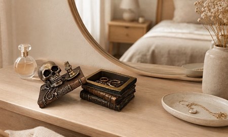 STEAMPUNK SMYKKESKRIN. Smukt smykkeopbevaring med bøger og kraniet