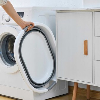 Sammenklappelig lille balje. Praktisk og pladsbesparende vasketøjskurv