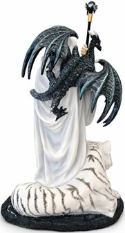 DEKORATION TIL STUEN. Polyresin figur af Troldmand med hvid tiger