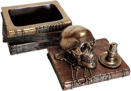 STEAMPUNK SMYKKESKRIN. Smukt smykkeopbevaring med bøger og kraniet
