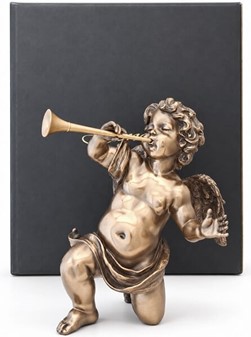FIGURER PYNT. Smuk, dekorativ bronze figur af engel med trompet