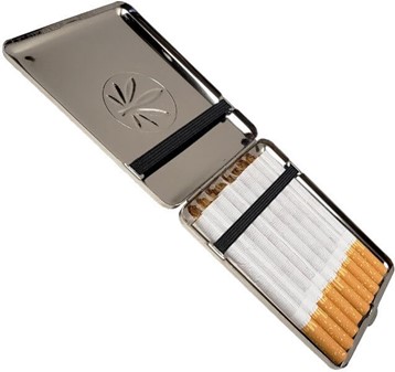 METAL CIGARETETUI. Eetui til lange cigaretter med en cannabis blomst