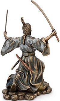 SAMURAI FIGUR. Bronze skulptur af japansk kriger med to sværd