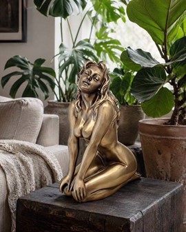 BRONZEFIGUR KVINDE. En skøn nøgen pige skulptur som pynt til hjemmet
