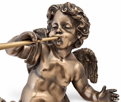 FIGURER PYNT. Smuk, dekorativ bronze figur af engel med trompet