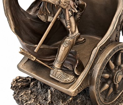 GAVEN TIL HAM PÅ 60. Smuk bronze figur af Achilleus i sin stridsvogn