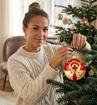 Fang julens lys: Rød-guld glas julekugler med Swarovski krystaller