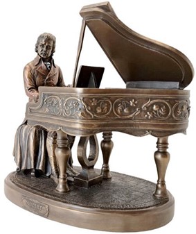 STUE INDRETNING. Unik og realistisk skulptur af Mozart ved klaveret