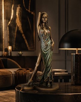 ROMANTISK GAVE TIL HAM. Flot Veronese figur af Kvinde i aftenkjole