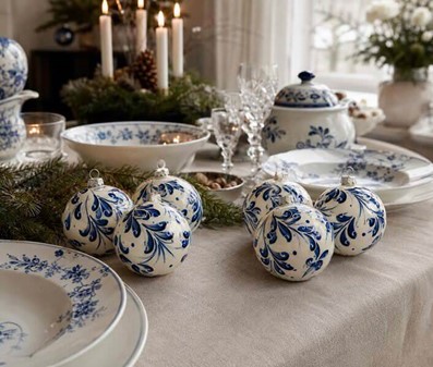 Polske julekugler i porcelænhvid med blå blomstermotiv. Ø 8 cm. 6 stk