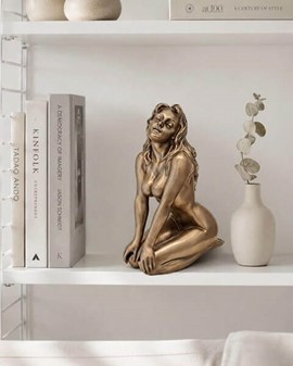 BRONZEFIGUR KVINDE. En skøn nøgen pige skulptur som pynt til hjemmet