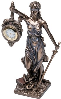GAVE TIL JURIST. Eksklusiv figur af Justitia med ur i stedet for vægt