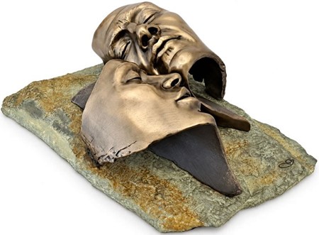 Evig kærlighed i sten – Skulptur Der Forbinder Sjæle På Væggen