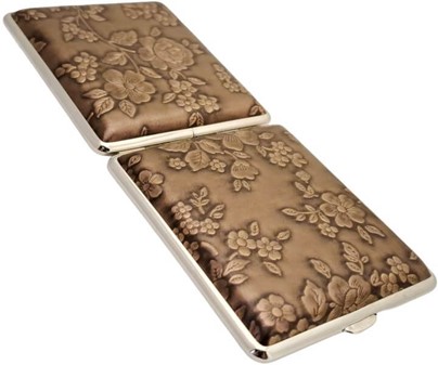 FØDSELSDAGSGAVE TIL HENDE. Lyngfarvet cigaretetui med blomster
