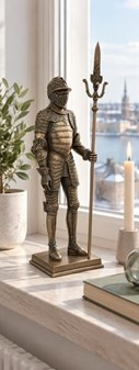 Bronzefigur af middelalderridder i fuld rustning med hellebard