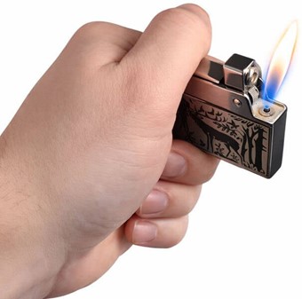 GAVE TIL EN SKOVRIDER. En smuk lighter med en graveret hjorte